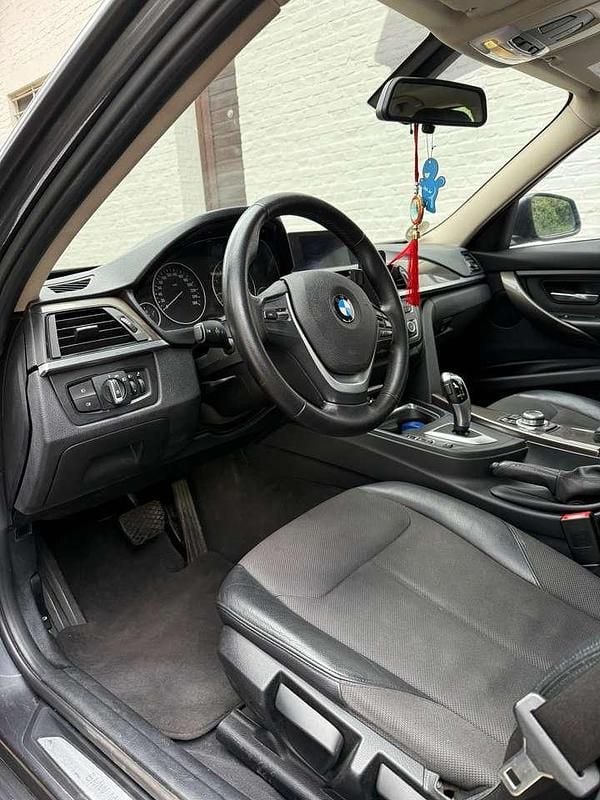 Gebraucht BMW 318 143 PS (105 kW) 2012 Grau Limousine