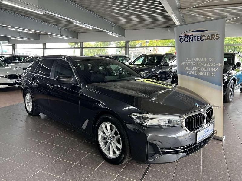 Grau Gebraucht 2023 BMW 520 Sport Line Kombi | 34.999 € (Fairer Preis) - Bild 1/4