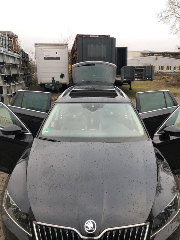 Schwarz Gebraucht 2018 Skoda Superb Kombi | 16.500 € (Fairer Preis) - Bild 1/4