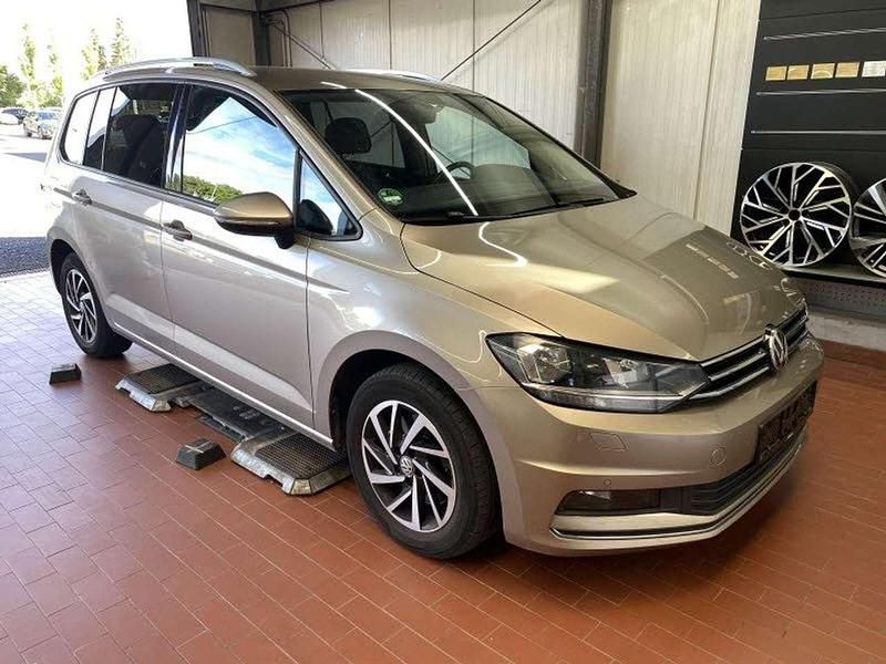 Titanium beige metallic Gebraucht 2018 VW Touran Join Van / Kleinbus | 14.900 € (Guter Preis) - Bild 1/4