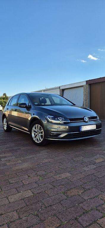 Grau Gebraucht 2018 VW Golf VII Highline Limousine | 14.400 € (Fairer Preis) - Bild 1/4