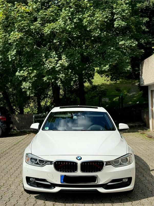 Weiß Gebraucht 2011 BMW 335 Comfort Edition Limousine | 22.500 € (Etwas zu teuer) - Bild 1/4
