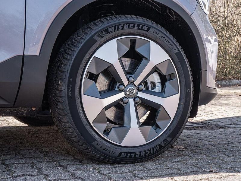 Neu Volvo XC40 Plus 163 PS (119 kW) 2026 Silber SUV