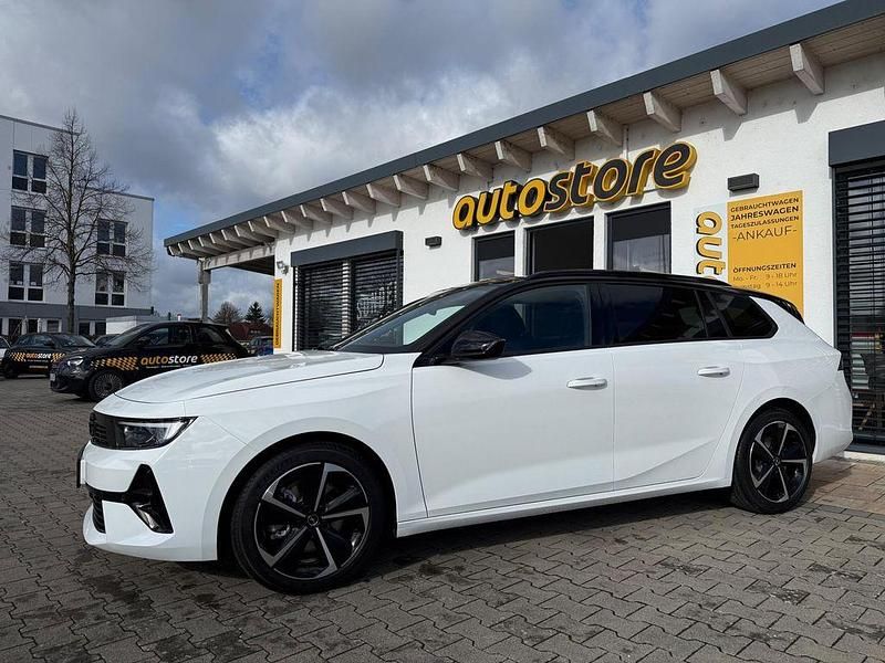 Neu Opel Astra 131 PS (96 kW) 2025 Arktis weiß / dach schw... Kombi