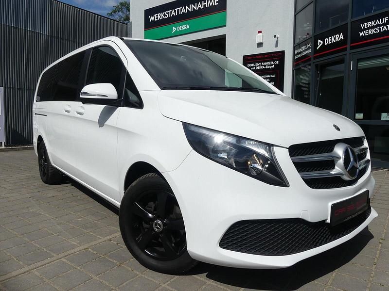 Arktikweiss Gebraucht 2021 Mercedes V220 Van / Kleinbus | 32.399 € (Fairer Preis) - Bild 1/4