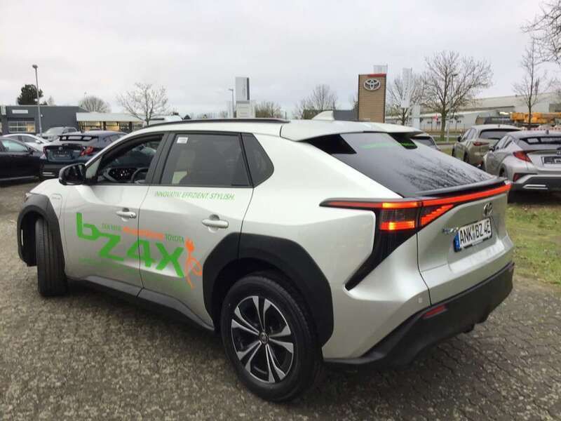 Gebraucht Toyota bZ4X 150 kW (204 PS) 2024 Precious silver SUV