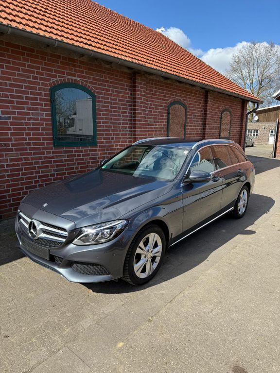 Grau Gebraucht 2015 Mercedes C220 Avantgarde Limousine | 17.450 € (Fairer Preis) - Bild 1/4