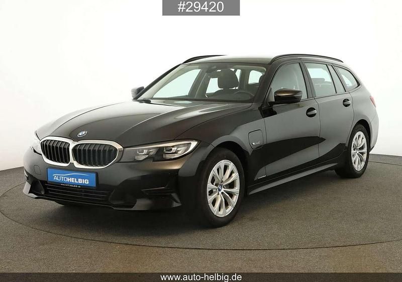 Black sapphire metallic Gebraucht 2022 BMW 320e Sport Line Kombi | 24.990 € (Guter Preis) - Bild 1/4