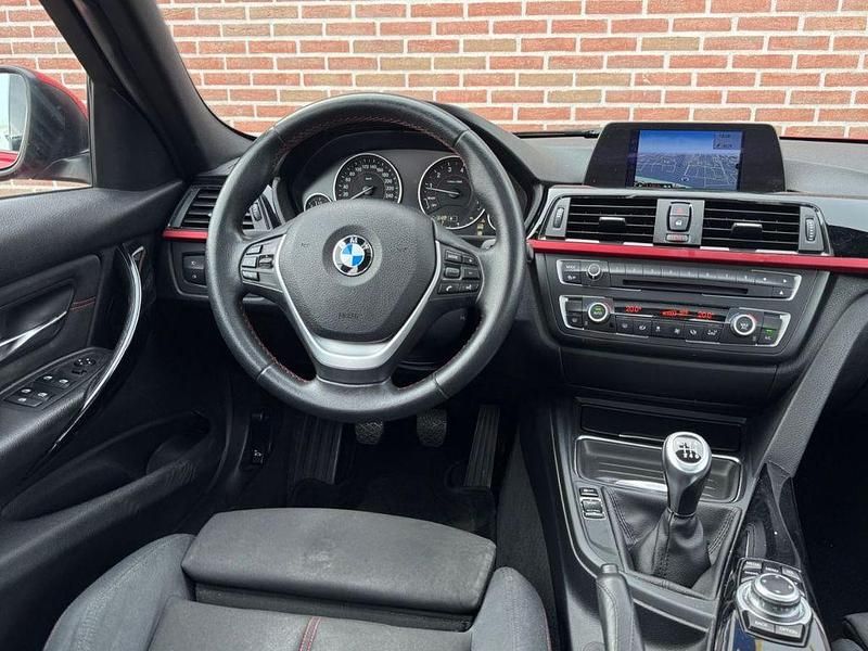 Gebraucht BMW 316 Executive 136 PS (100 kW) 2013 Rot Limousine