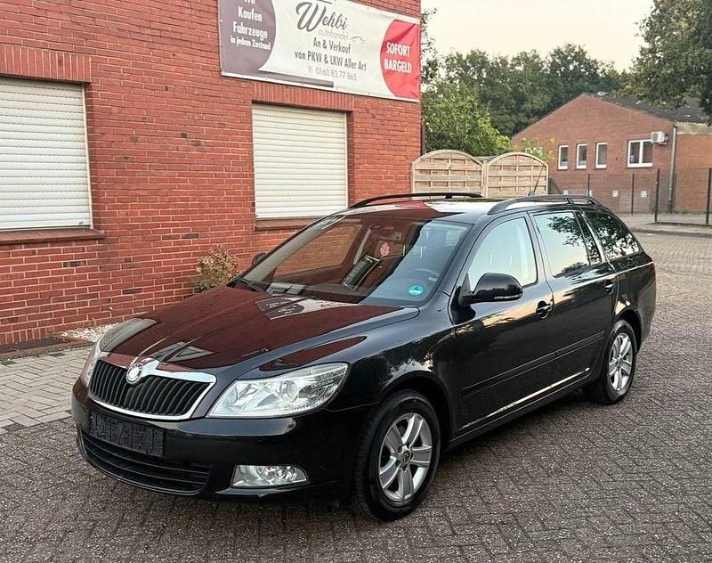 Schwarz Gebraucht 2010 Skoda Octavia Ambiente Kombi | 2.650 € - Bild 1/4