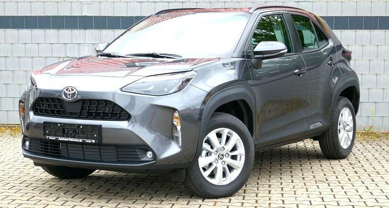 Grau Neu 2025 Toyota Yaris Hybrid Active Limousine | 28.450 € (Etwas zu teuer) - Bild 1/4