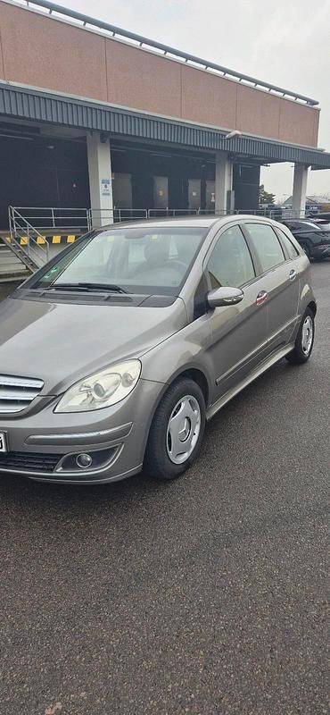 Grau Gebraucht 2005 Mercedes B170 Van / Kleinbus | 2.000 € (Fairer Preis) - Bild 1/4