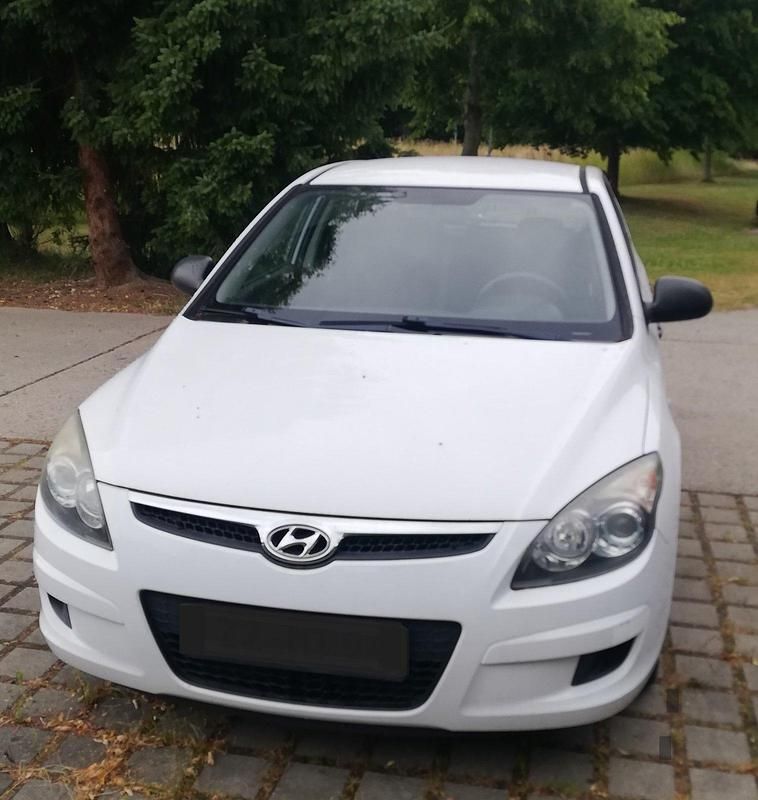 Weiß Gebraucht 2009 Hyundai i30 Limousine | 1.600 € (Superpreis) - Bild 1/4