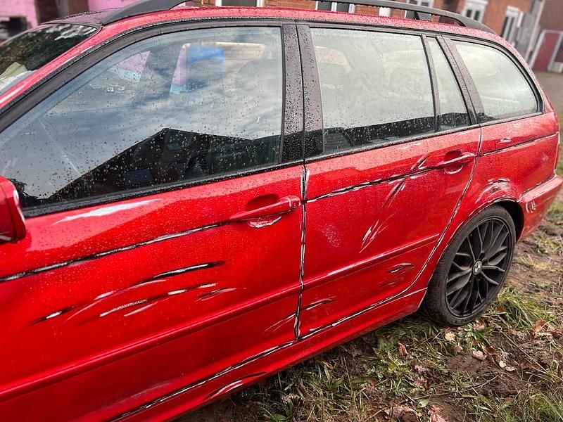 Rot Gebraucht 2001 BMW 330 Kombi | 2.200 € (Guter Preis) - Bild 1/4