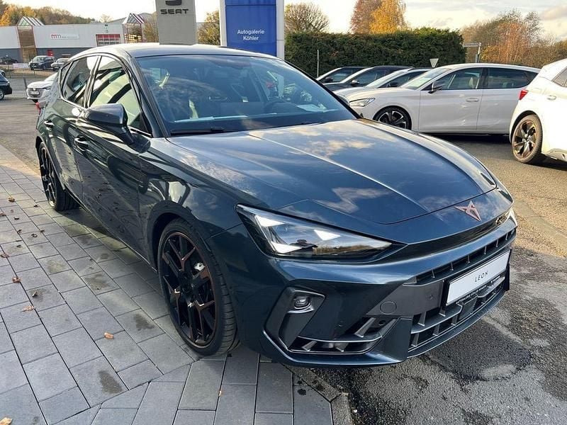 Neu Cupra Leon VZ 300 PS (220 kW) 2025 Magnetic grau metallic Limousine