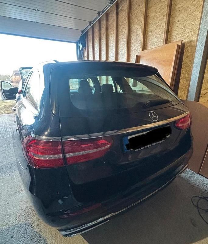 Gebraucht Mercedes E220 194 PS (142 kW) 2019 Blau Kombi