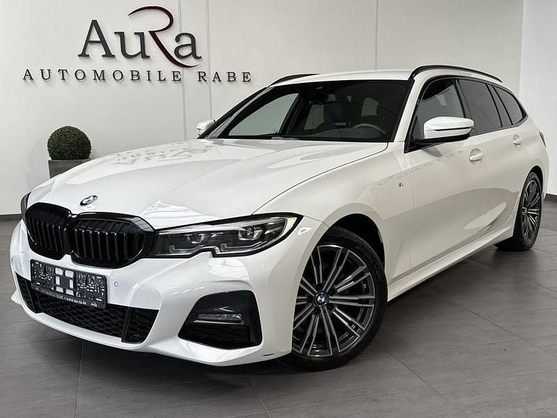 Alpinweiß iii Gebraucht 2022 BMW 320 M Sport Kombi | 31.749 € (Fairer Preis) - Bild 1/4