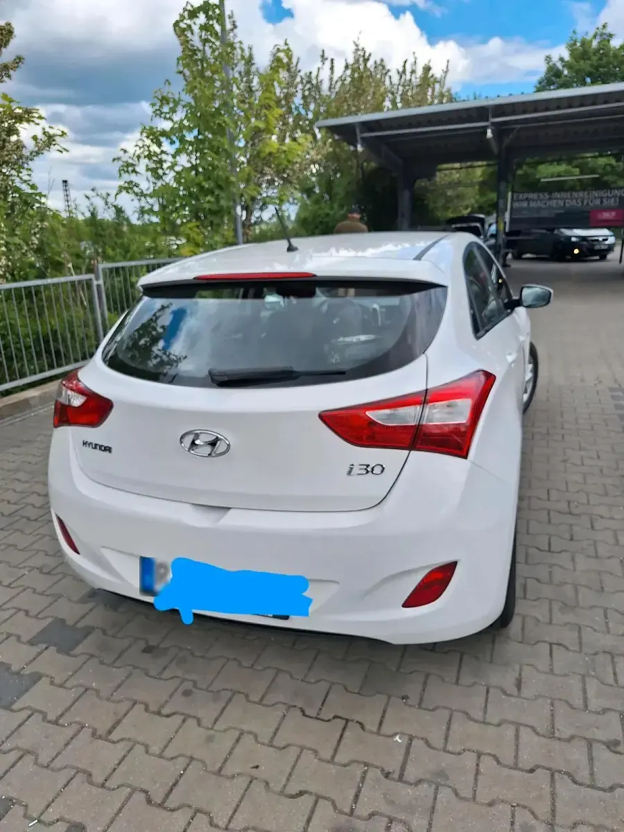 Gebraucht Hyundai i30 101 PS (74 kW) 2015 Weiß Limousine