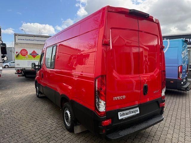 Second-hand Iveco Daily 179 CP (131 kW) 2019 Roșu Monovolum