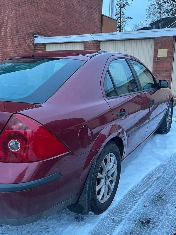 Gebraucht Ford Mondeo 110 PS (80 kW) 2002 Rot Limousine