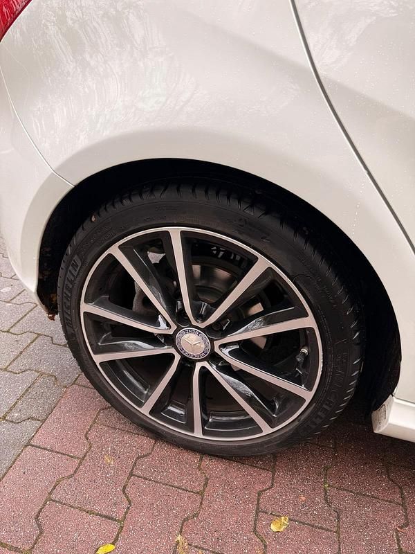 Gebraucht Mercedes A180 AMG line 122 PS (89 kW) 2015 Weiß Limousine