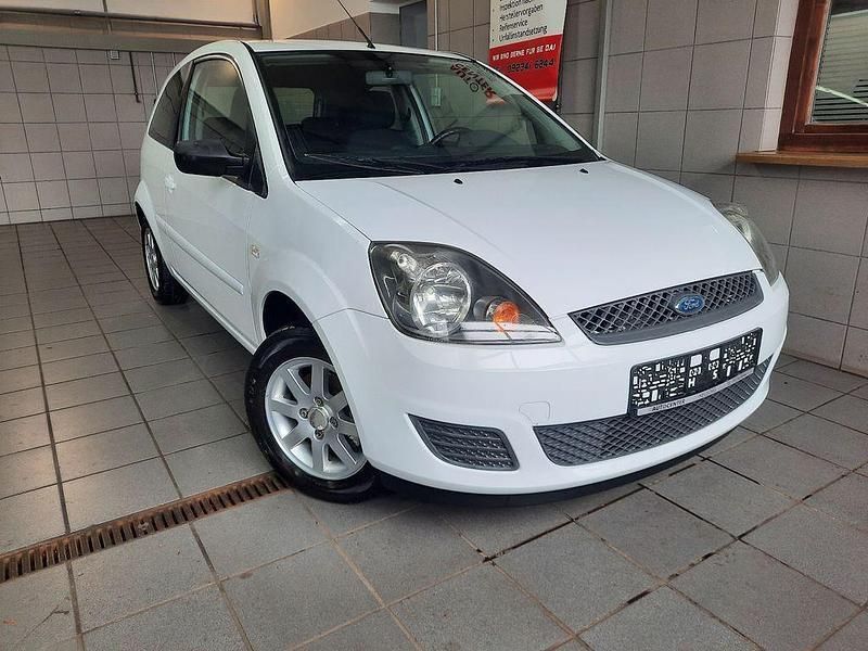 Weiß Gebraucht 2007 Ford Fiesta Style Kleinwagen | 2.600 € (Fairer Preis) - Bild 1/4