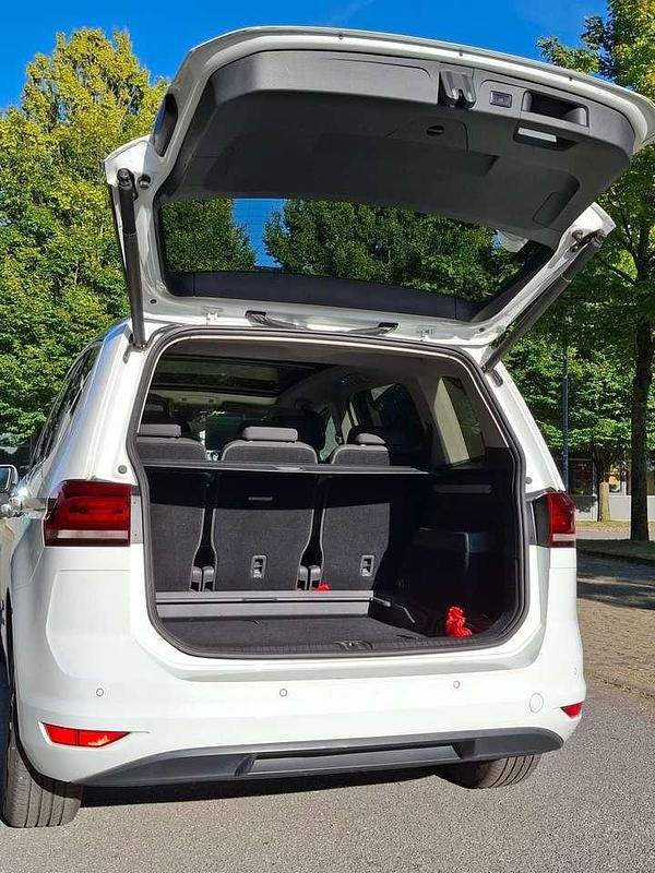 Weiß Gebraucht 2019 VW Touran Trendline Van / Kleinbus | 15.500 € (Fairer Preis) - Bild 1/4