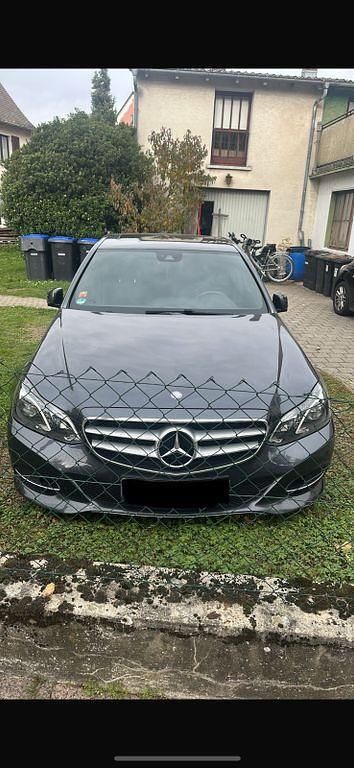 Grau Gebraucht 2015 Mercedes E300 Limousine | 13.850 € (Fairer Preis) - Bild 1/4