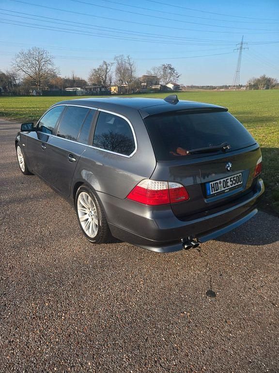 Gebraucht BMW 530 235 PS (172 kW) 2010 Grau Kombi