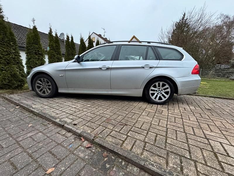Silber Gebraucht 2005 BMW 325 Kombi | 6.950 € - Bild 1/4