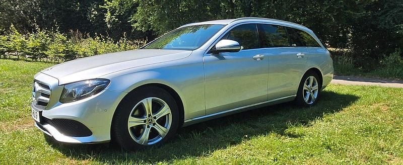 Silber Gebraucht 2017 Mercedes E220 Avantgarde Limousine | 17.700 € (Superpreis) - Bild 1/4