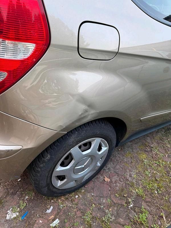 Gold Gebraucht 2025 Mercedes A150 Kleinwagen | 3.500 € - Bild 1/4