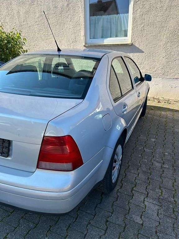 Grau Gebraucht 2000 VW Bora Comfortline Limousine | 1.150 € (Guter Preis) - Bild 1/4