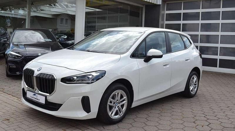 Alpinweiss iii Gebraucht 2022 BMW 218 Van / Kleinbus | 18.990 € (Guter Preis) - Bild 1/4