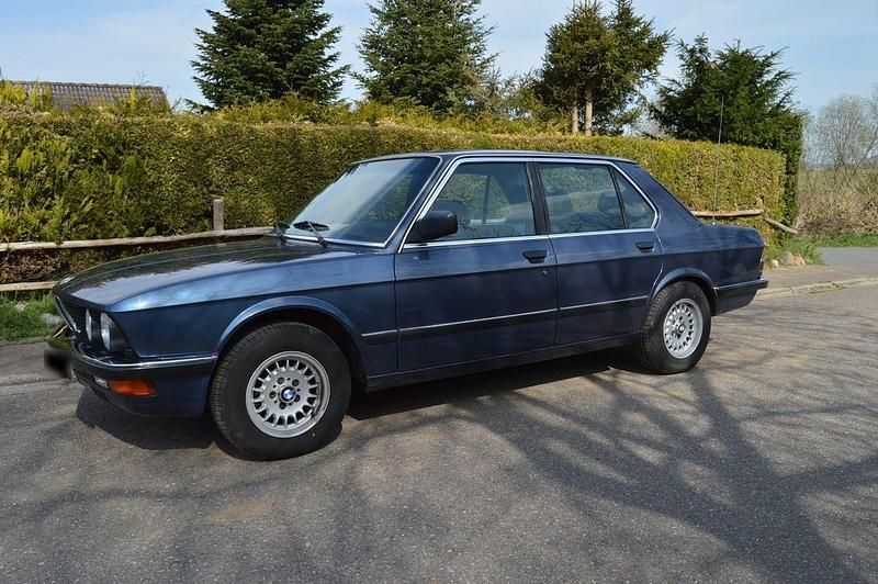 Gebraucht BMW 525 129 PS (94 kW) 1986 Blau Limousine