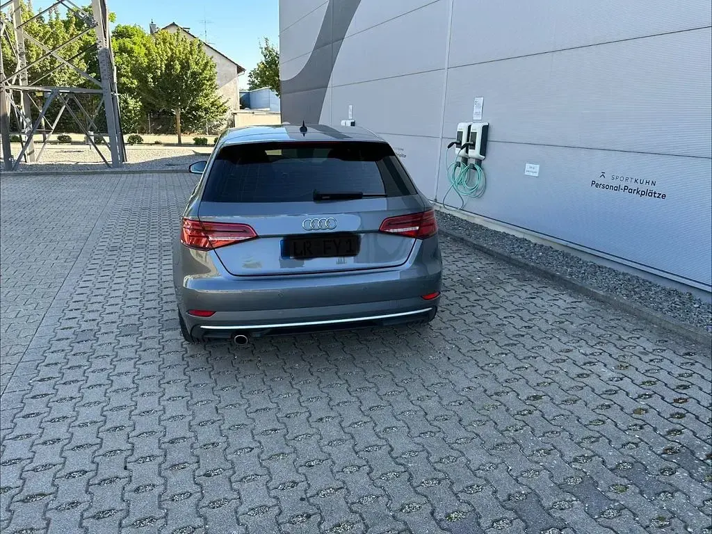 Gebraucht Audi A3 Sport 116 PS (85 kW) 2018 Grau Limousine