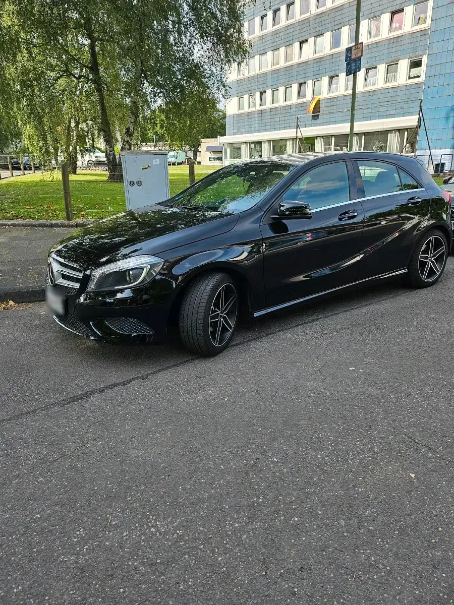 Gebraucht Mercedes A180 122 PS (89 kW) 2013 Schwarz Kleinwagen
