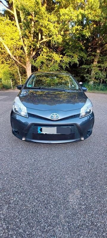 Grau Gebraucht 2013 Toyota Yaris Hybrid Kleinwagen | 5.899 € (Fairer Preis) - Bild 1/4