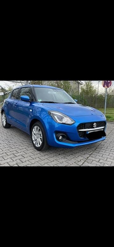 Blau Gebraucht 2024 Suzuki Swift Comfort+ Kleinwagen | 14.500 € (Fairer Preis) - Bild 1/4