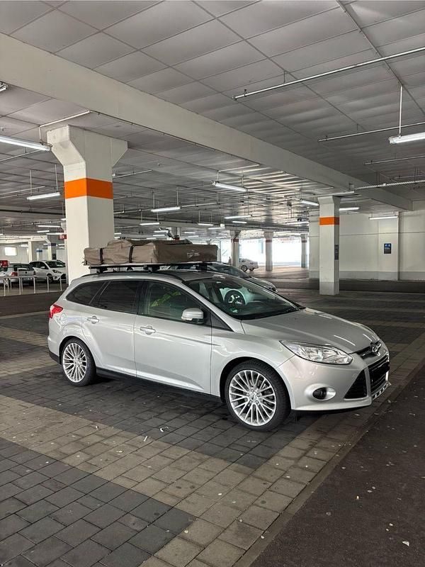 Silber Gebraucht 2011 Ford Focus Trend Kombi | 5.800 € (Etwas zu teuer) - Bild 1/4