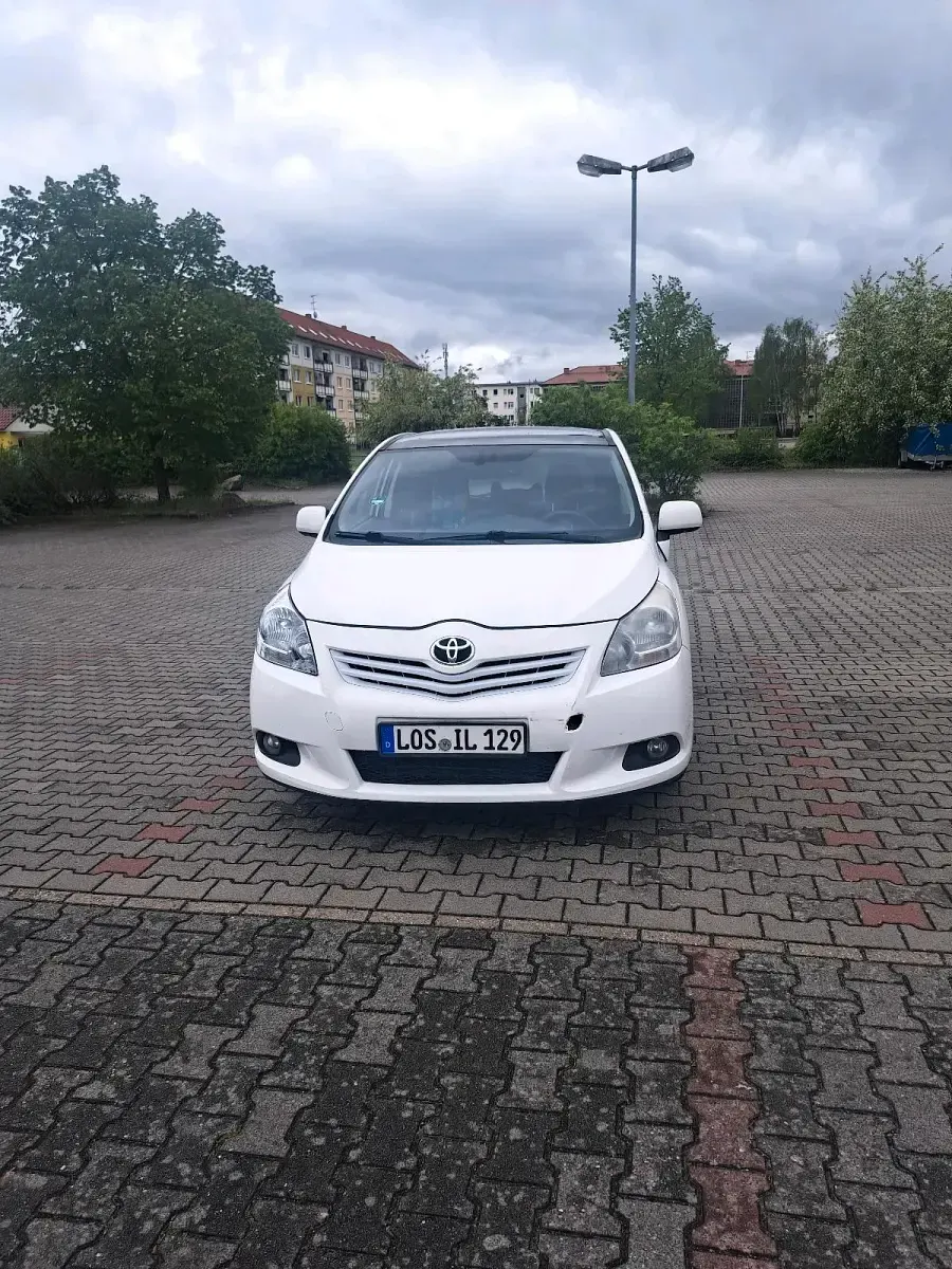 Gebraucht Toyota Verso 176 PS (129 kW) 2011 Weiß Van / Kleinbus