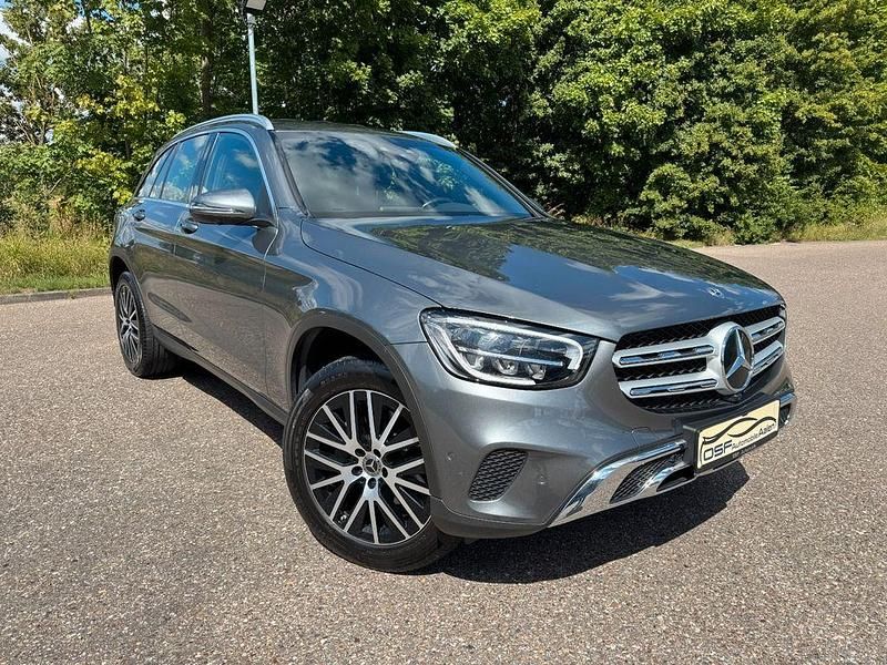 Grau Gebraucht 2020 Mercedes GLC300 SUV | 31.200 € (Guter Preis) - Bild 1/4