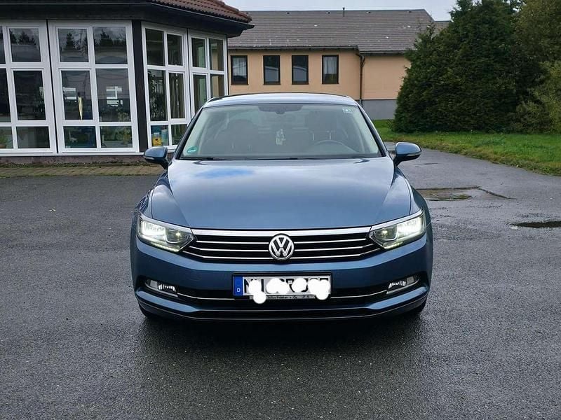 Blau Gebraucht 2015 VW Passat Comfortline Limousine | 12.500 € (Superpreis) - Bild 1/4