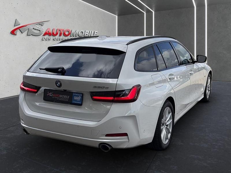 Gebraucht BMW 330e Sport Line 292 PS (214 kW) 2022 Weiß Kombi