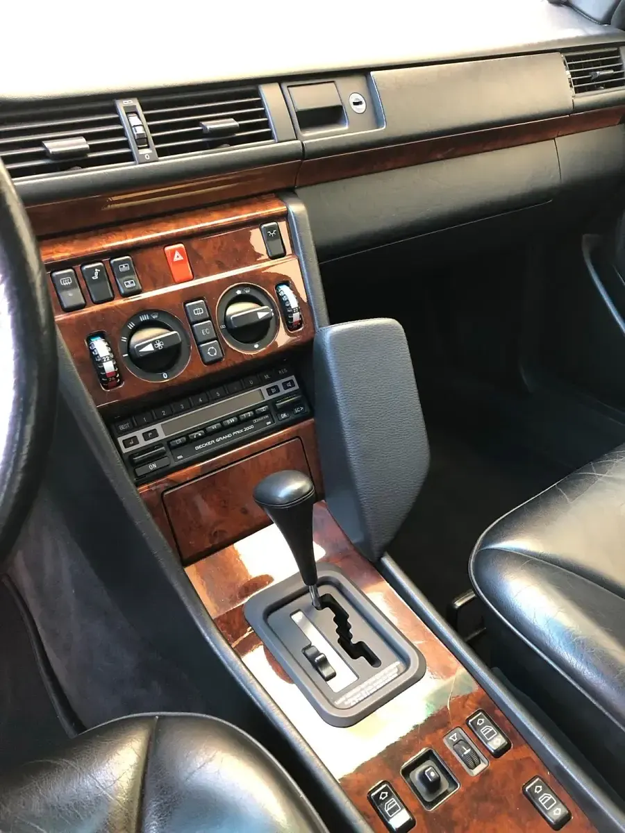 Używany Mercedes E300 190 KM (139 kW) 1990 Srebrny Sedan/Limuzyna
