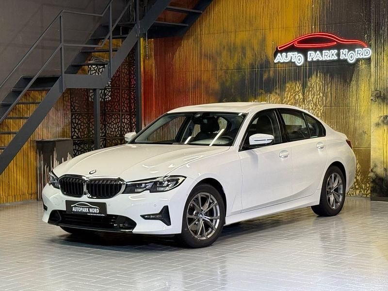 Alpinweiss iii Gebraucht 2021 BMW 320 Sport Line Limousine | 27.900 € (Guter Preis) - Bild 1/4