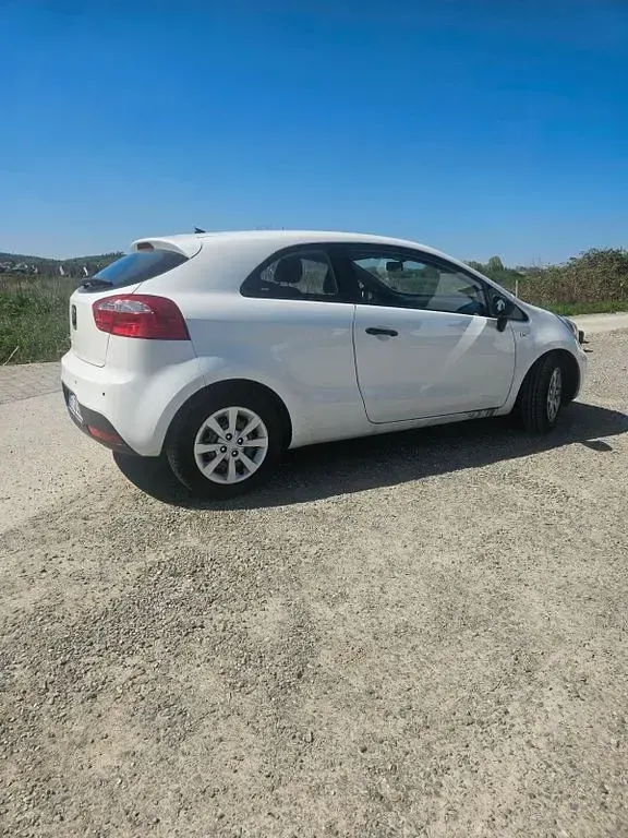 Używany Kia Rio Attract 86 KM (63 kW) 2012 Biały Sedan/Limuzyna