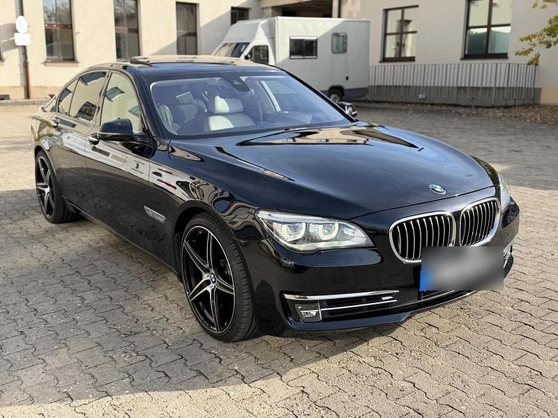 Blau Gebraucht 2014 BMW 750L Limousine | 23.500 € (Fairer Preis) - Bild 1/4