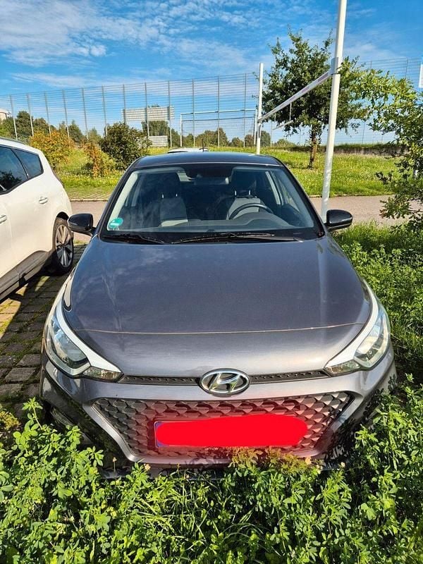 Grau Gebraucht 2020 Hyundai i20 YES! Kleinwagen | 10.900 € (Guter Preis) - Bild 1/4
