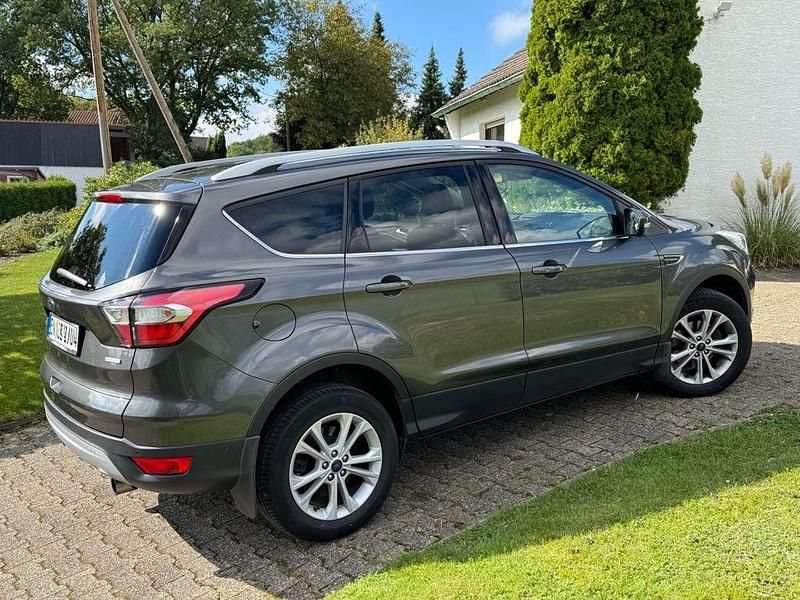 Gebraucht Ford Kuga Titanium 150 PS (110 kW) 2018 Grau SUV